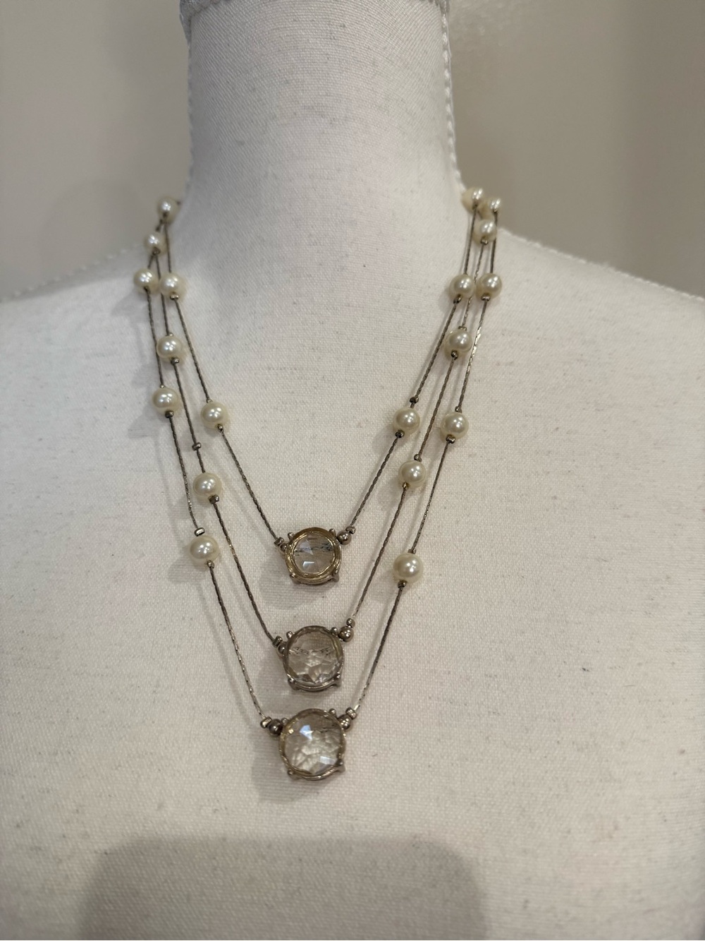 Triple-Strand Pearl Necklace with Gold Chains and Crystal Pendants - White/Gold